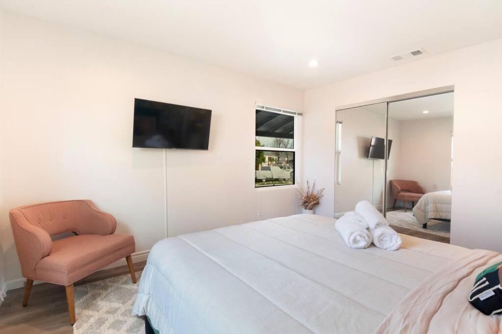 Beautiful 3 Bed 1 Bath Designer + Hot Tub Los Angeles
