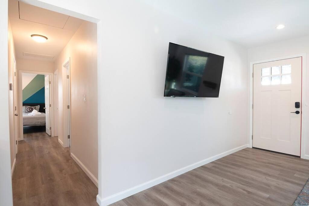 Beautiful 3 Bed 1 Bath Designer + Hot Tub Los Angeles