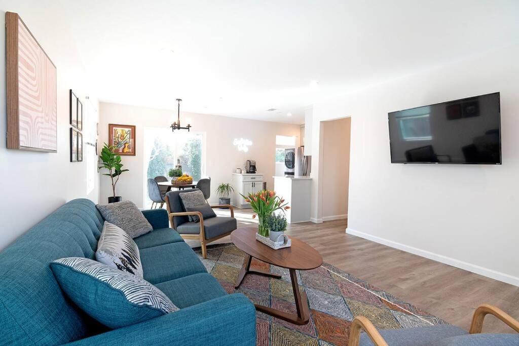 Beautiful 3 Bed 1 Bath Designer + Hot Tub Holiday home *