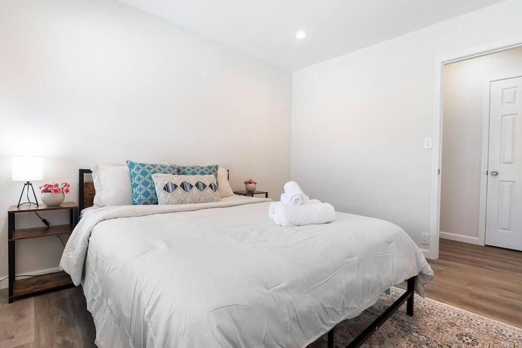 Beautiful 3 Bed 1 Bath Designer + Hot Tub *