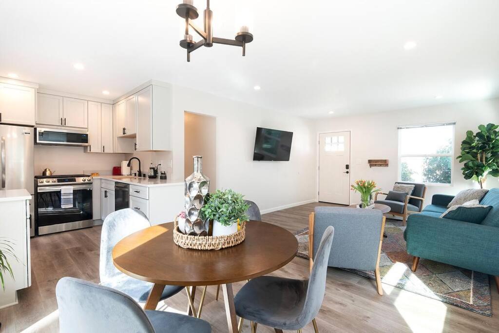 Casa de férias Beautiful 3 Bed 1 Bath Designer + Hot Tub *