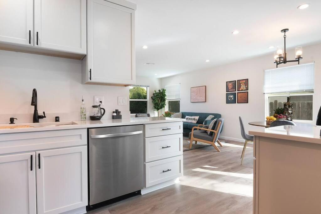 Beautiful 3 Bed 1 Bath Designer + Hot Tub * Los Angeles