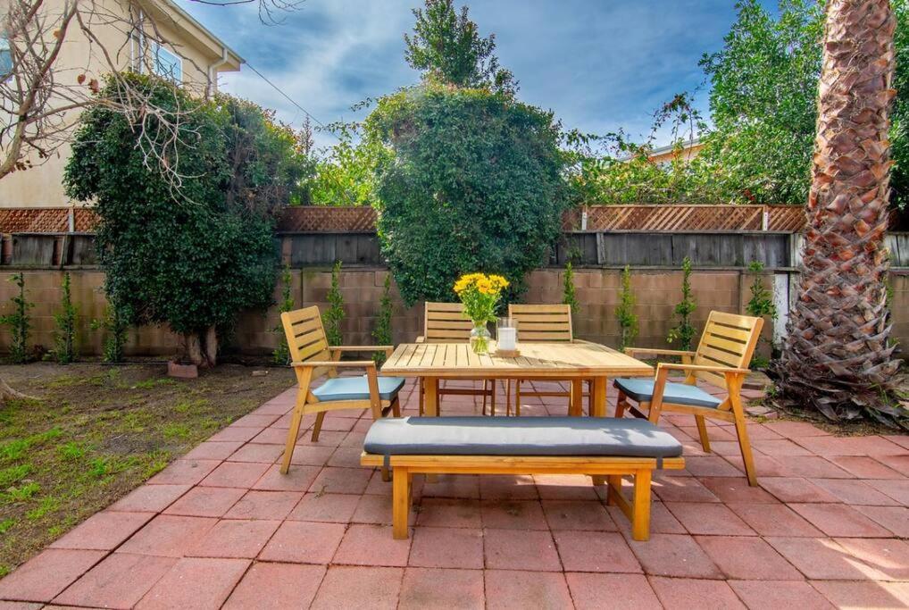 Beautiful 3 Bed 1 Bath Designer + Hot Tub Holiday home Los Angeles