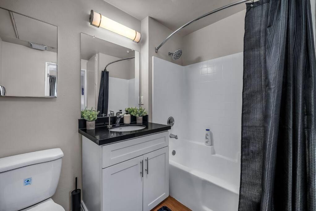 Stylish In Sunny Santa Monica Walk To & Pier Apartment Los Angeles