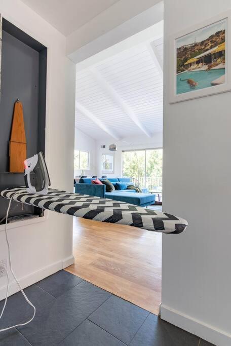 Stunning Hollywood Midcentury Modern-views-best Location!