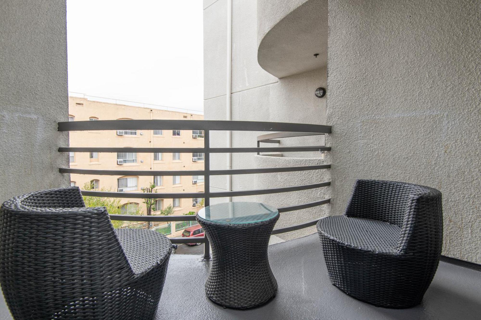 Heart Of Hollywood 2 Bedroom Apartment Los Angeles