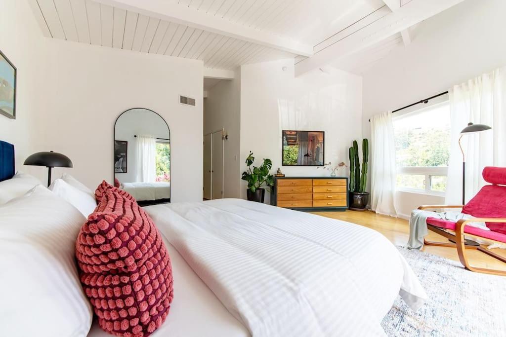 Holiday home Stunning Hollywood Midcentury Modern-views-best Location!