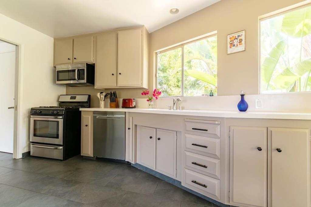 Holiday home Stunning Hollywood Midcentury Modern-views-best Location! *