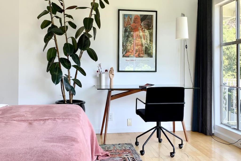Holiday home Stunning Hollywood Midcentury Modern-views-best Location!