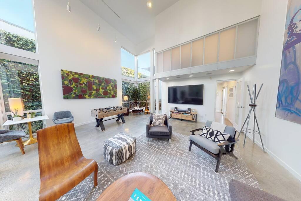 Hip Modern Architectural Loft By The Los Angeles