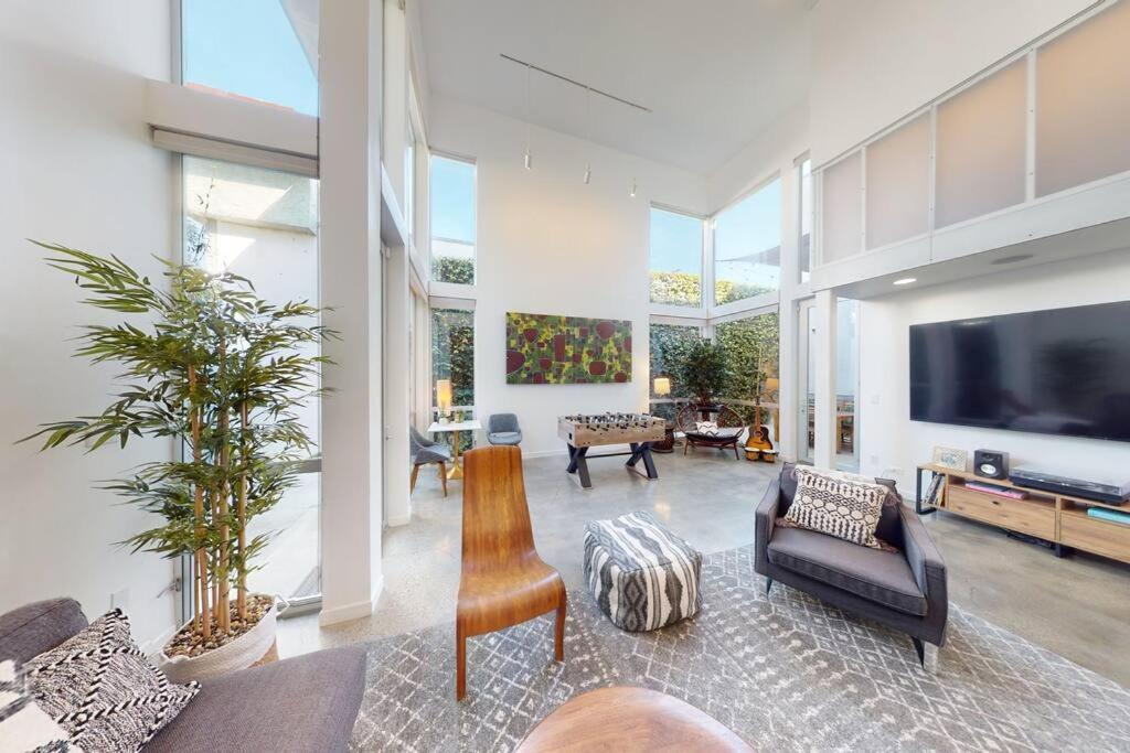 Hip Modern Architectural Loft By The Los Angeles