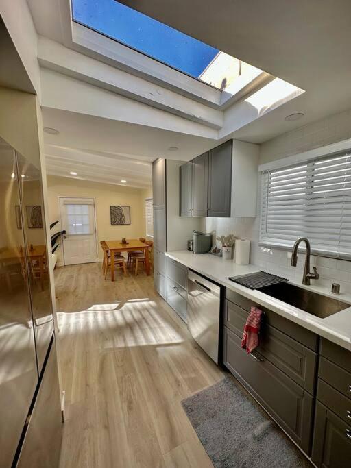 Charming Zen Venice 3br W/patio & W/d Holiday home *