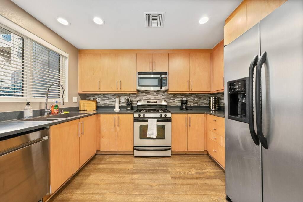 Blue Wave 2bd 2ba Stunning Marina View Apartment