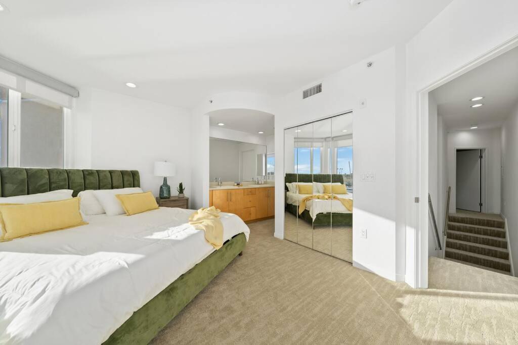 Apartment Blue Wave 2bd 2ba Stunning Marina View Los Angeles