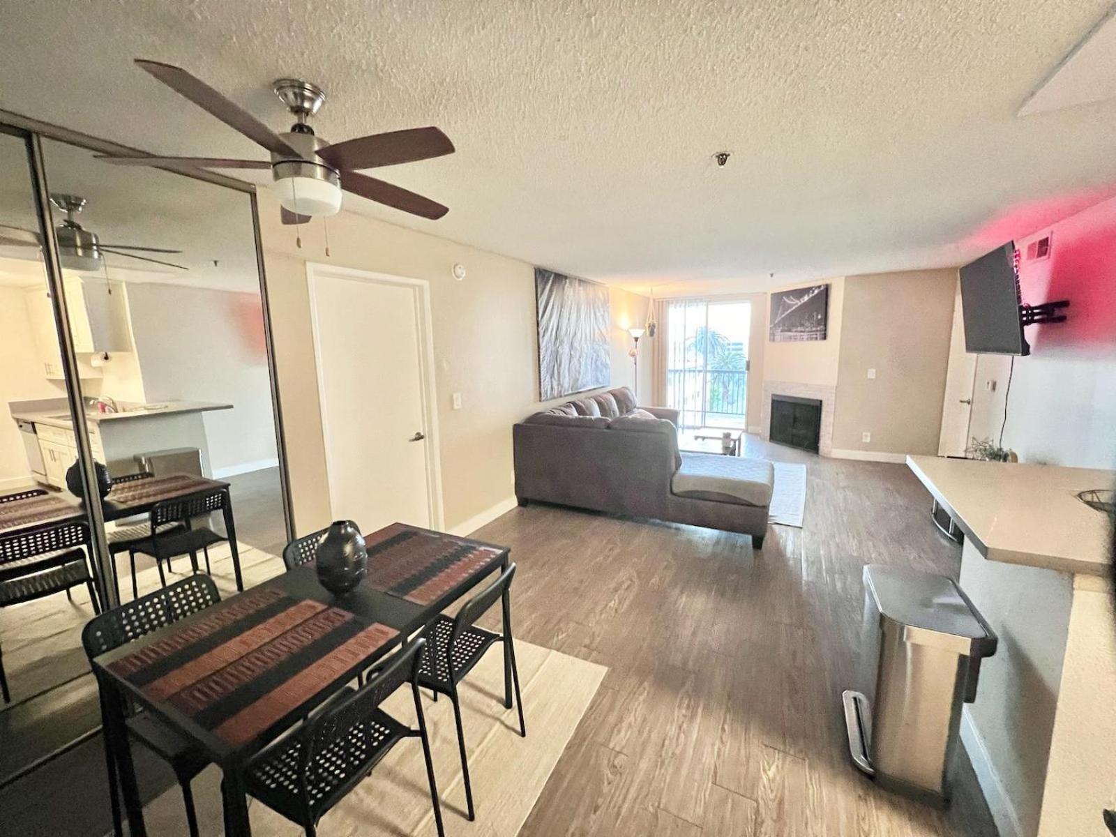 Apartment Hollywood Two Bedroom & Free Two Parking Spots *