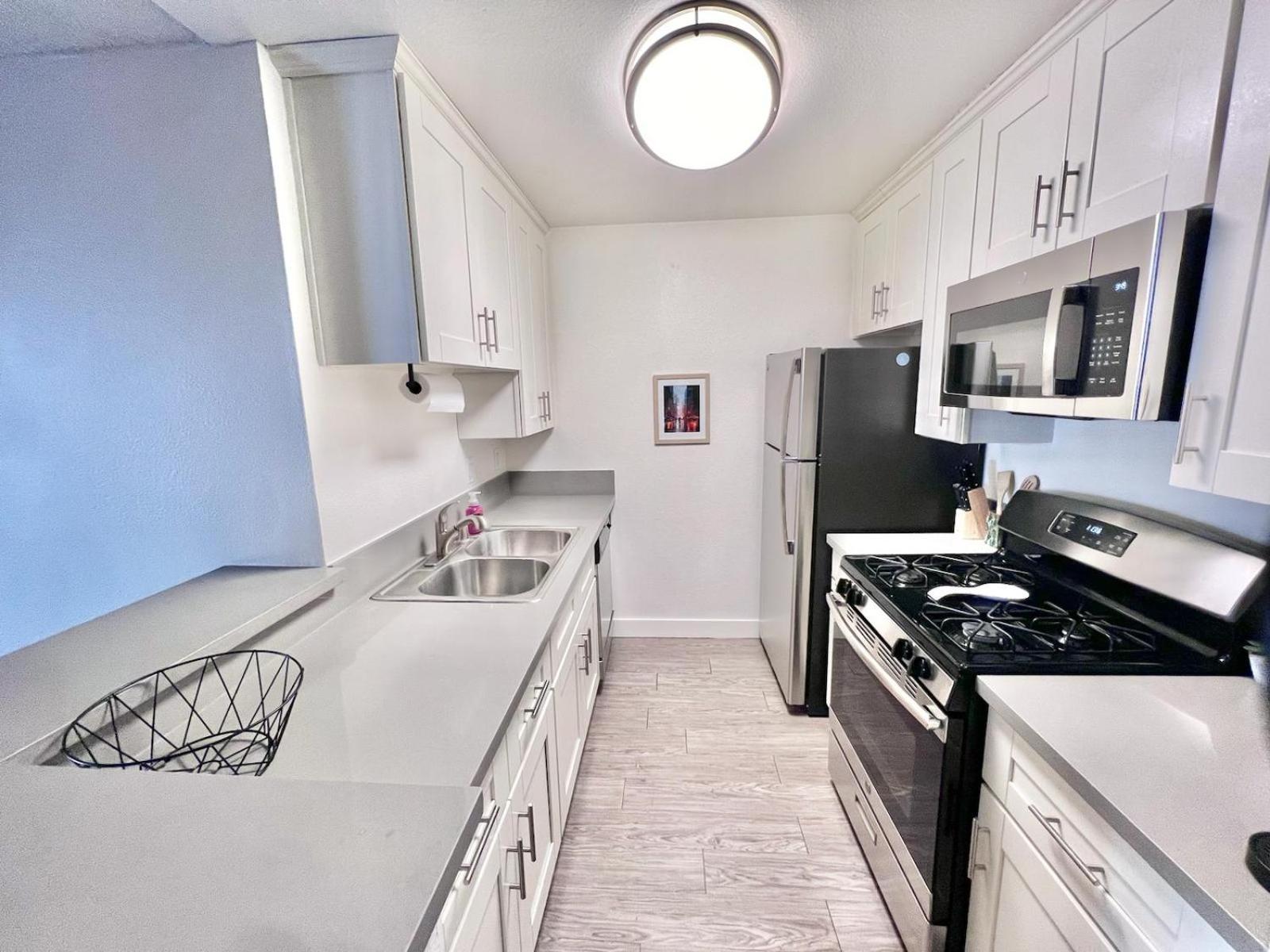 Hollywood Two Bedroom & Free Two Parking Spots *