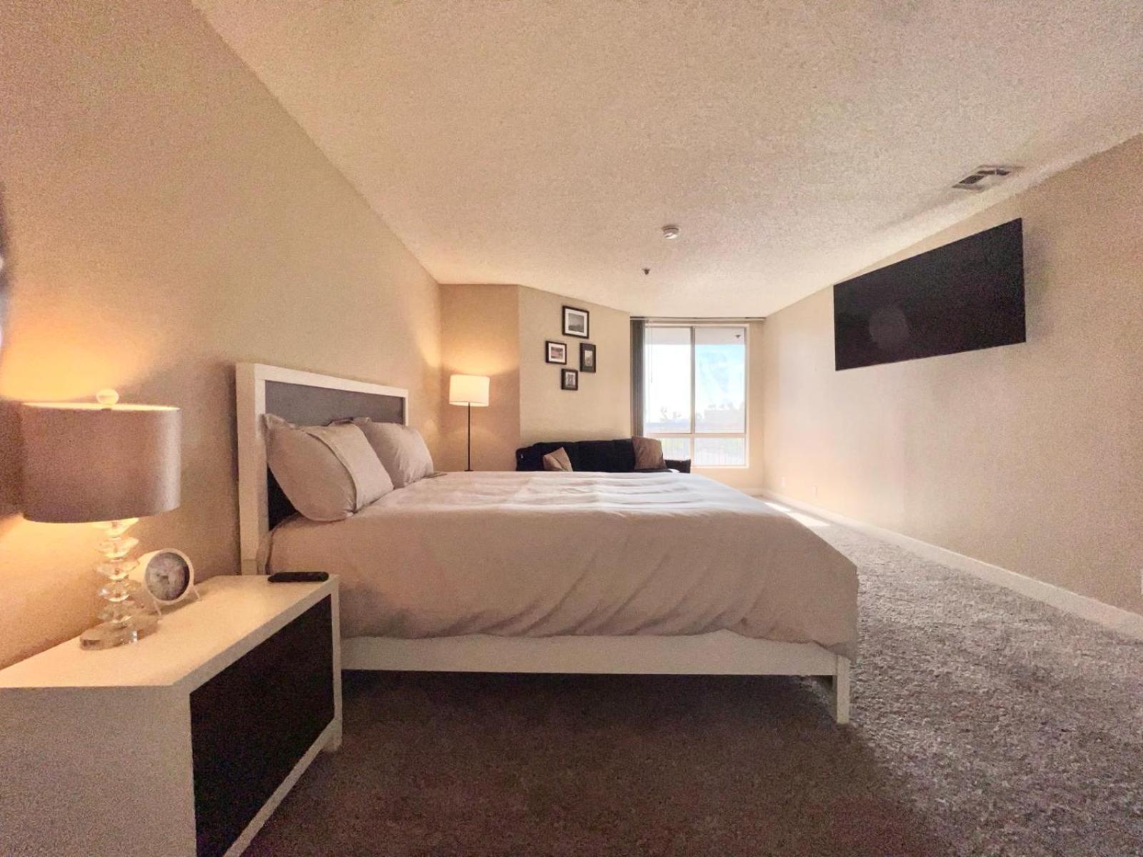 Hollywood Two Bedroom & Free Two Parking Spots Apartment