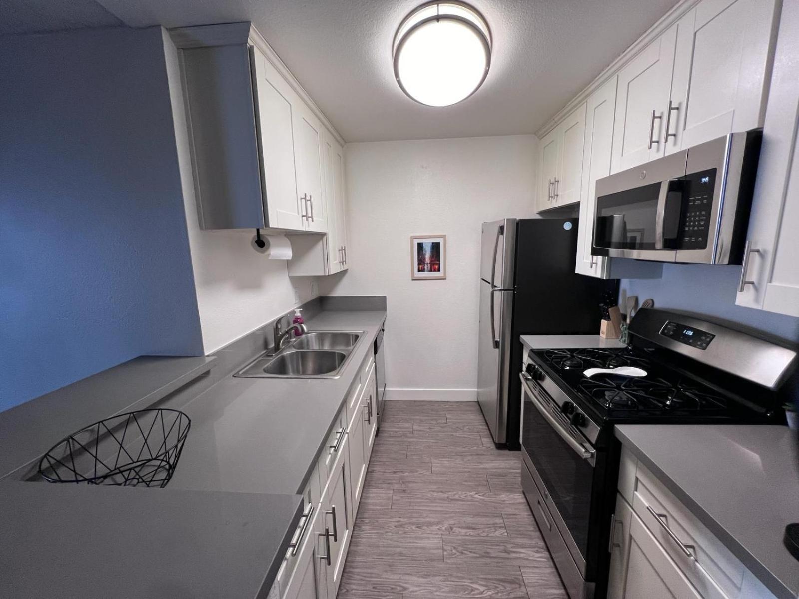 Apartment Hollywood Two Bedroom & Free Two Parking Spots *