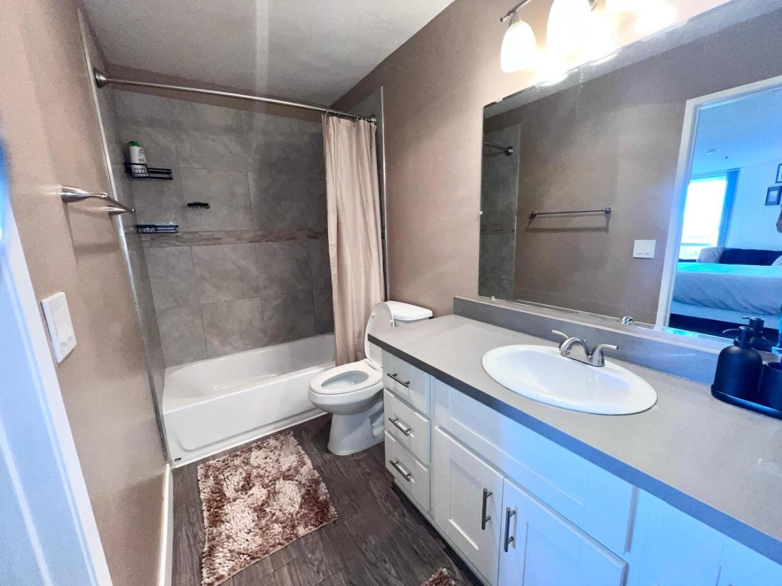 Hollywood Two Bedroom & Free Two Parking Spots *