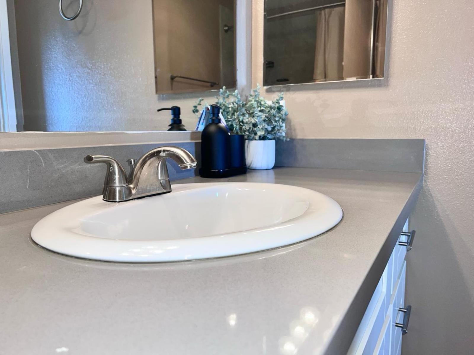 Hollywood Two Bedroom & Free Two Parking Spots Apartment *
