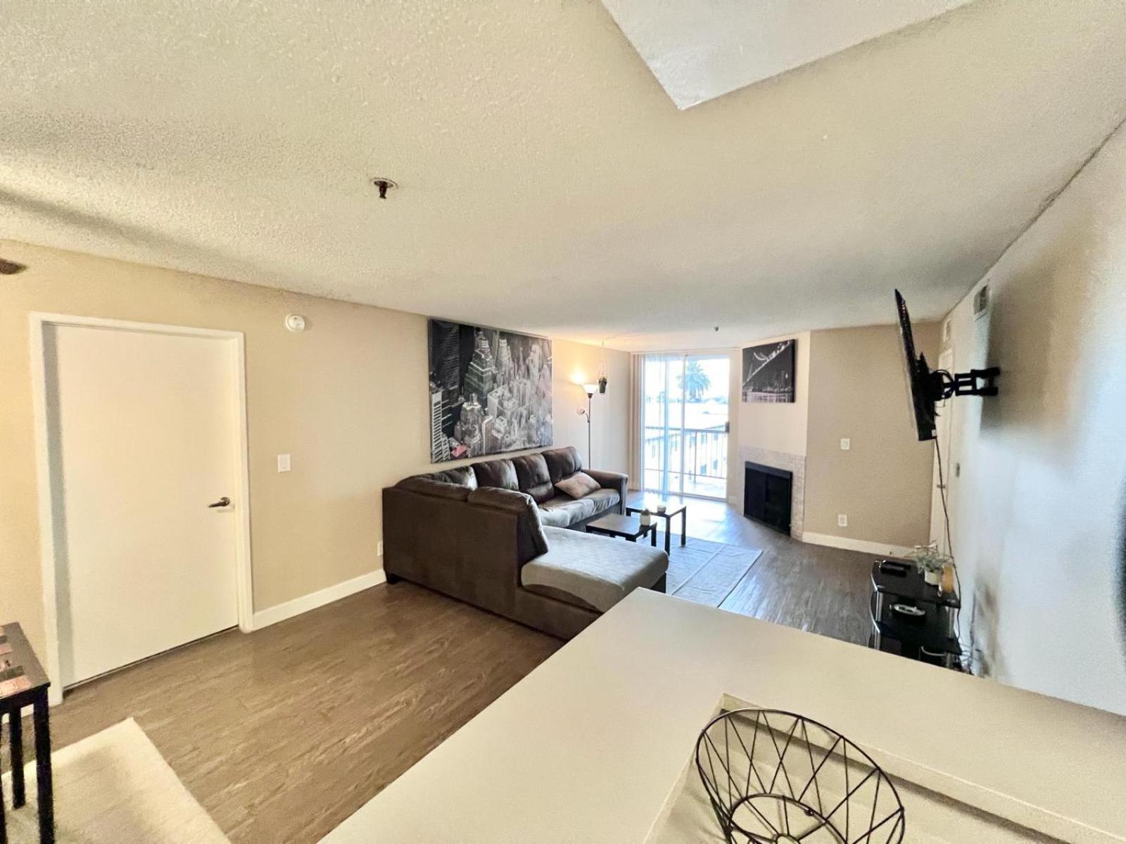 Hollywood Two Bedroom & Free Two Parking Spots * Los Angeles