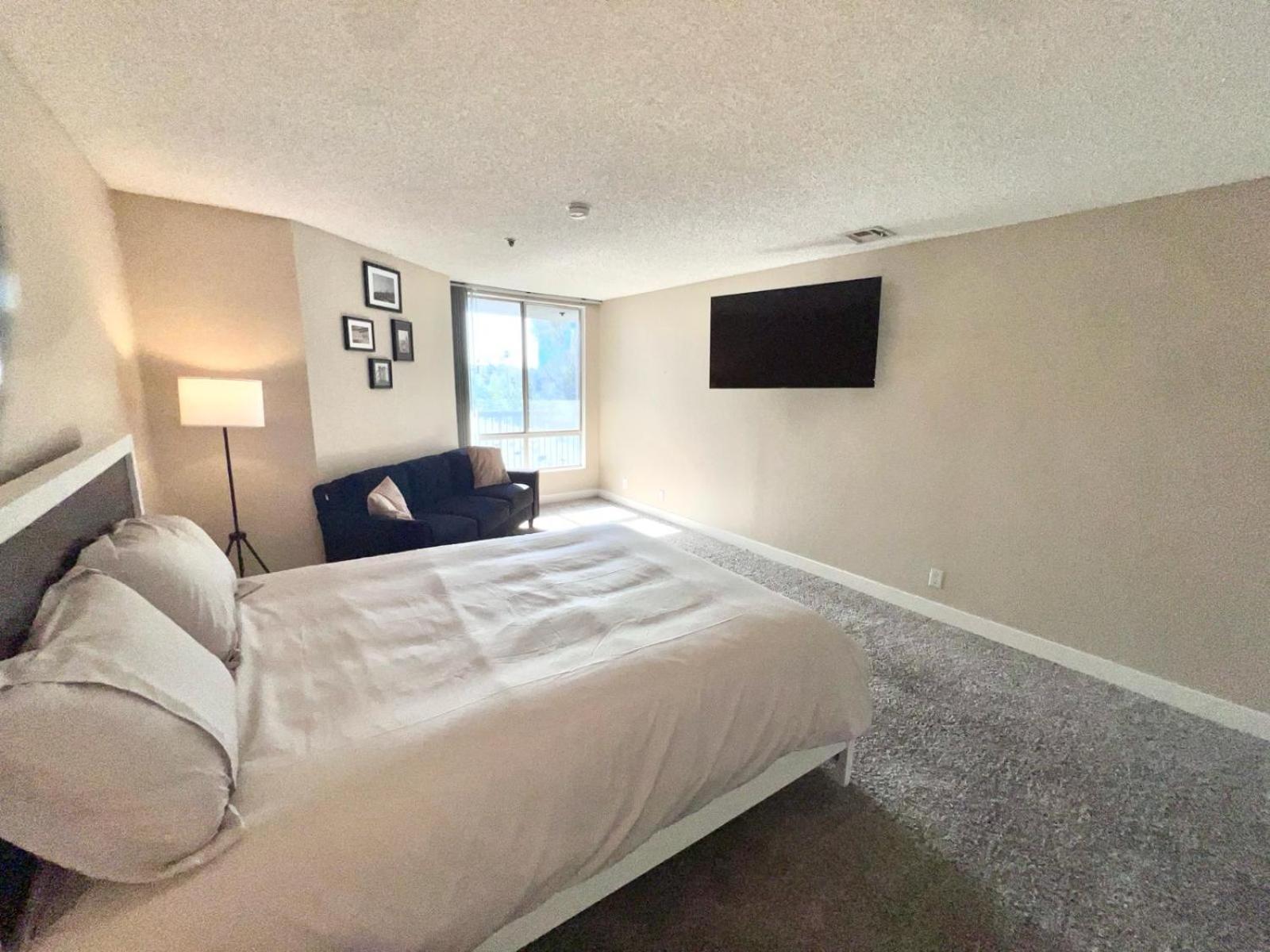 Hollywood Two Bedroom & Free Two Parking Spots Apartment