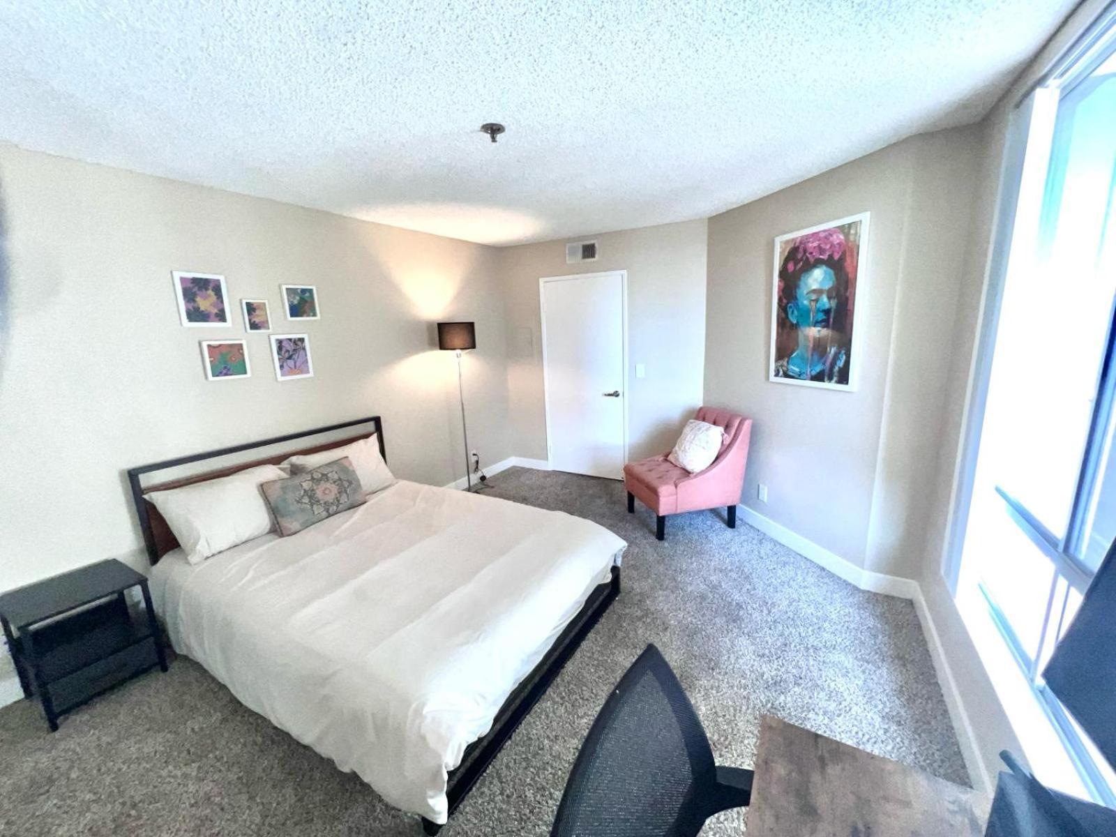 Hollywood Two Bedroom & Free Two Parking Spots *