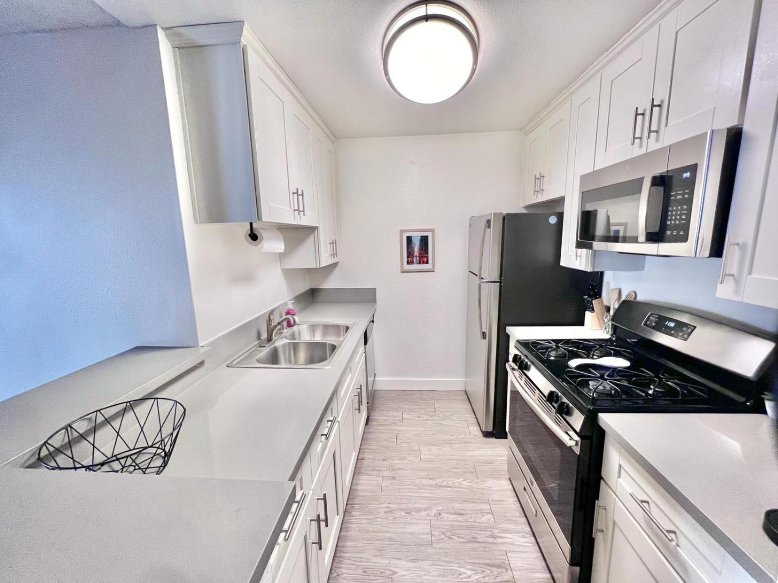 Hollywood Two Bedroom & Free Two Parking Spots Apartment *