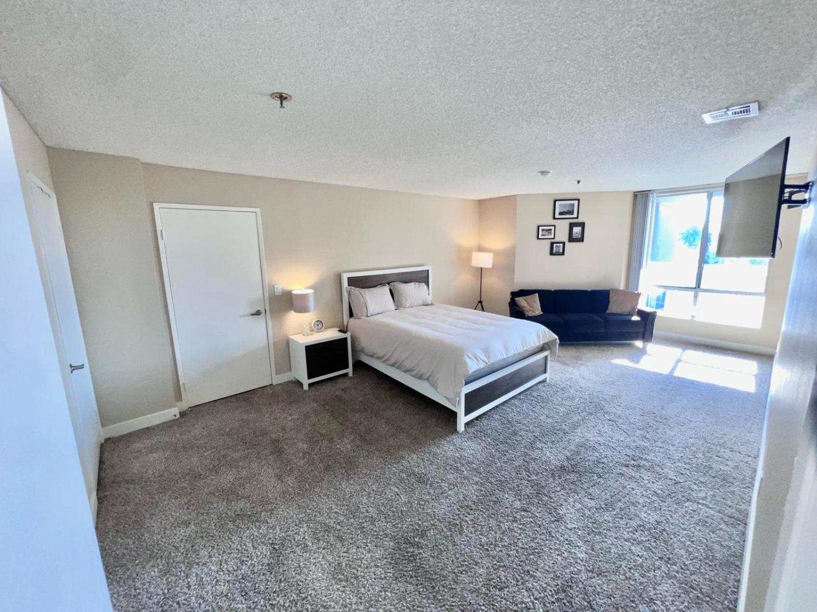 Hollywood Two Bedroom & Free Two Parking Spots * Los Angeles