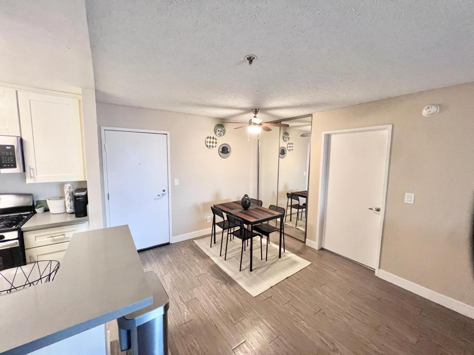 Hollywood Two Bedroom & Free Two Parking Spots Apartment