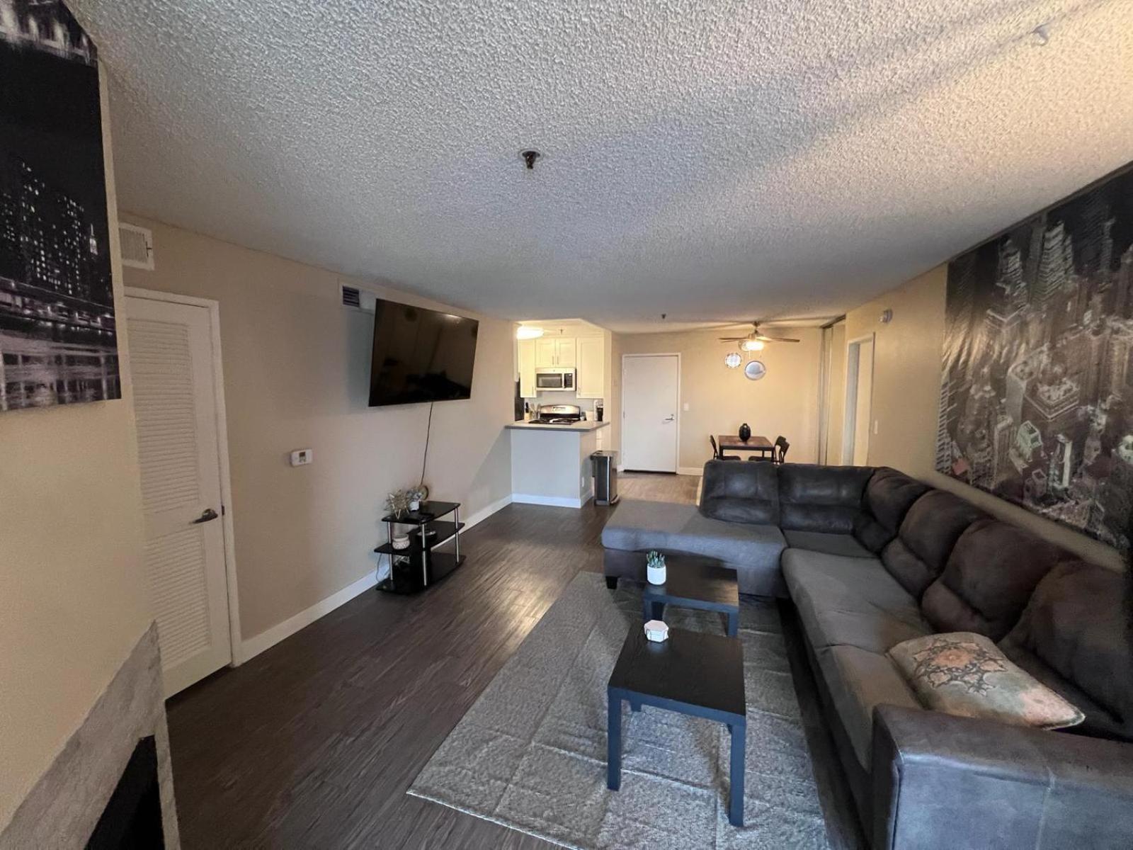 Apartment Hollywood Two Bedroom & Free Two Parking Spots *