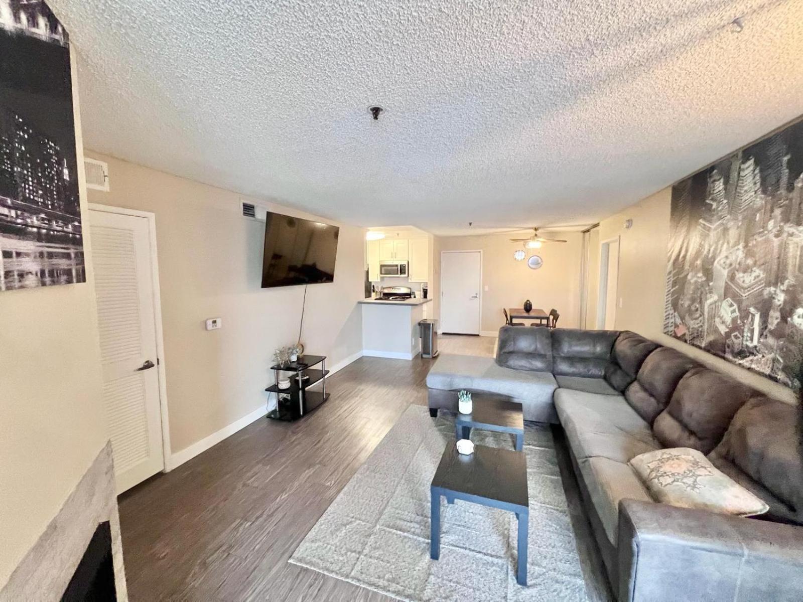 Hollywood Two Bedroom & Free Two Parking Spots