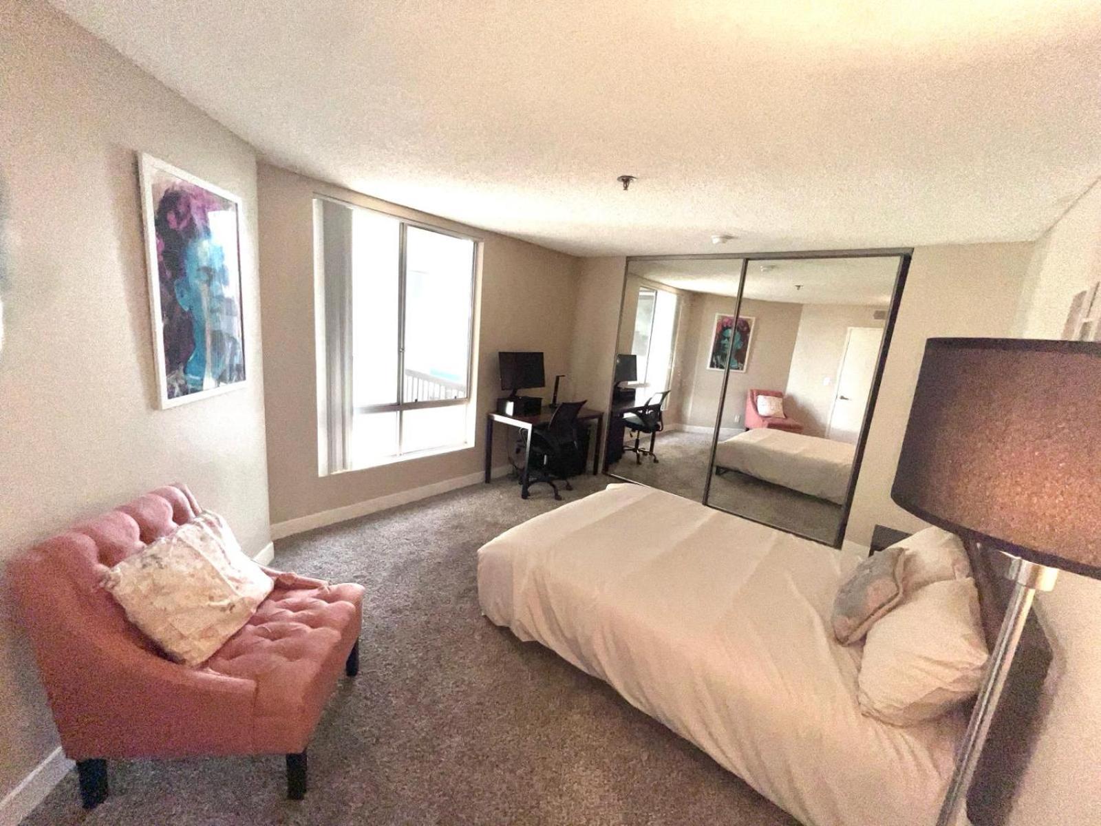 Hollywood Two Bedroom & Free Two Parking Spots Apartment Los Angeles