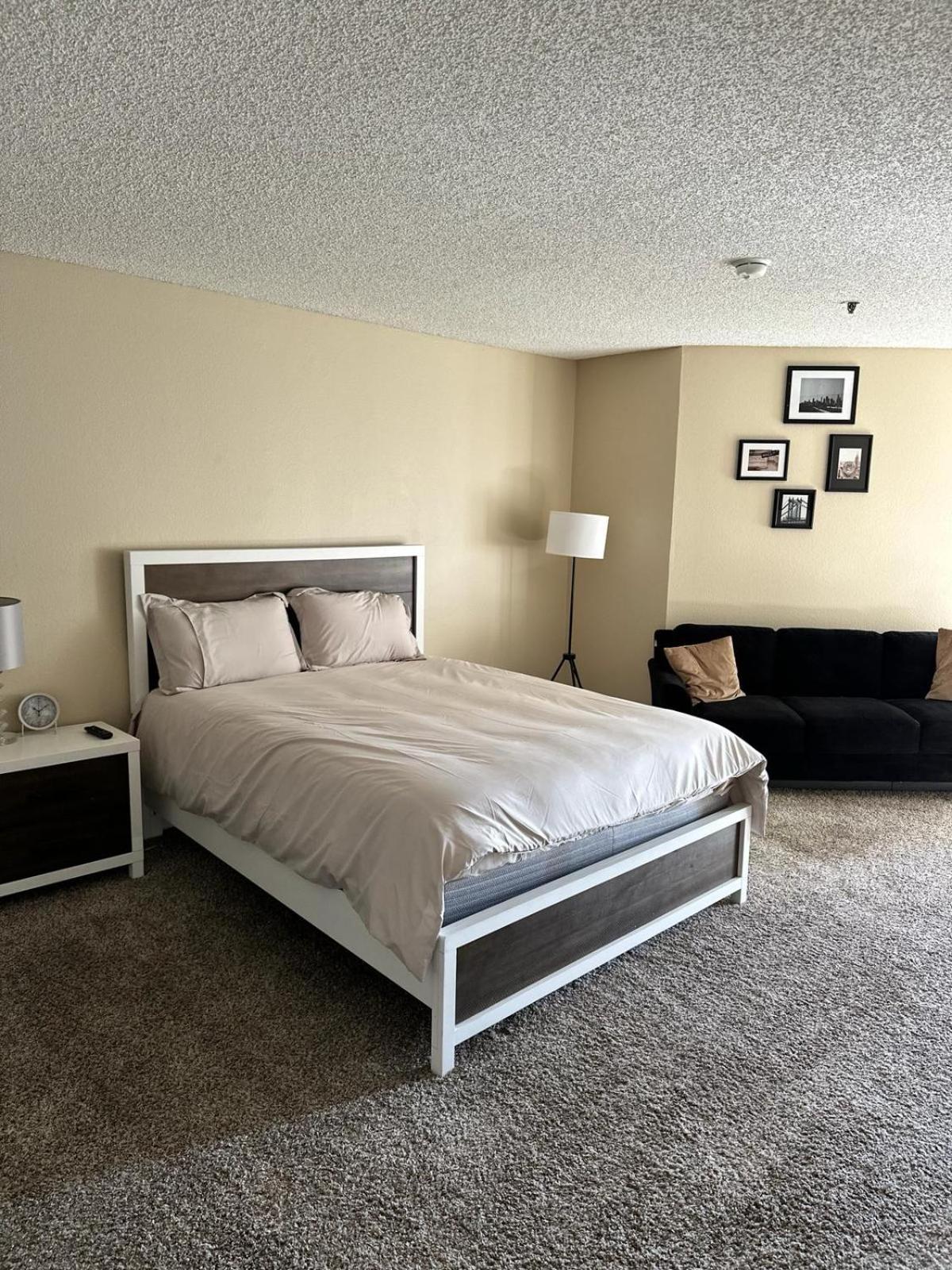 Apartment Hollywood Two Bedroom & Free Two Parking Spots *