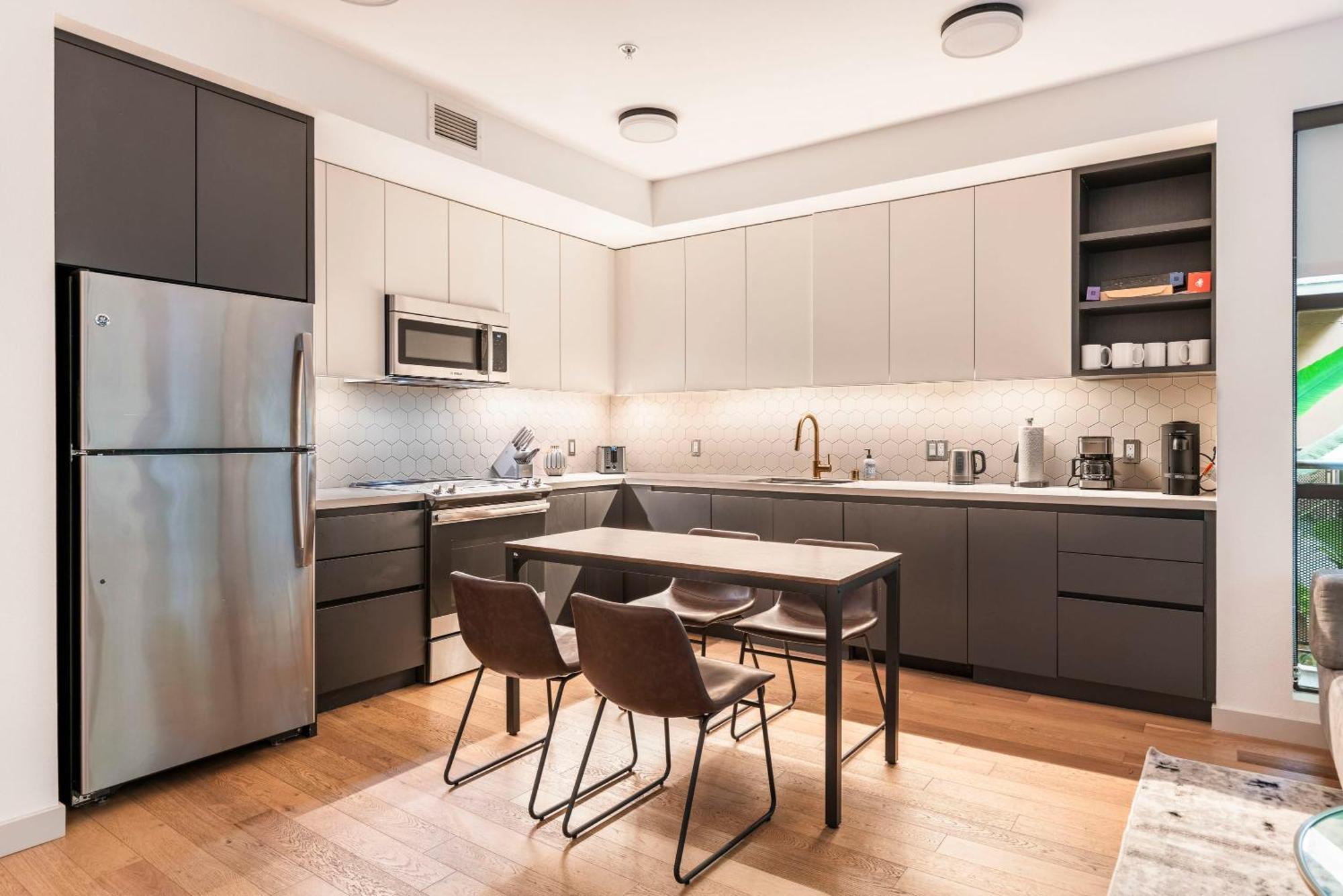 Apartment 2br Hollywood Luxury Condominium