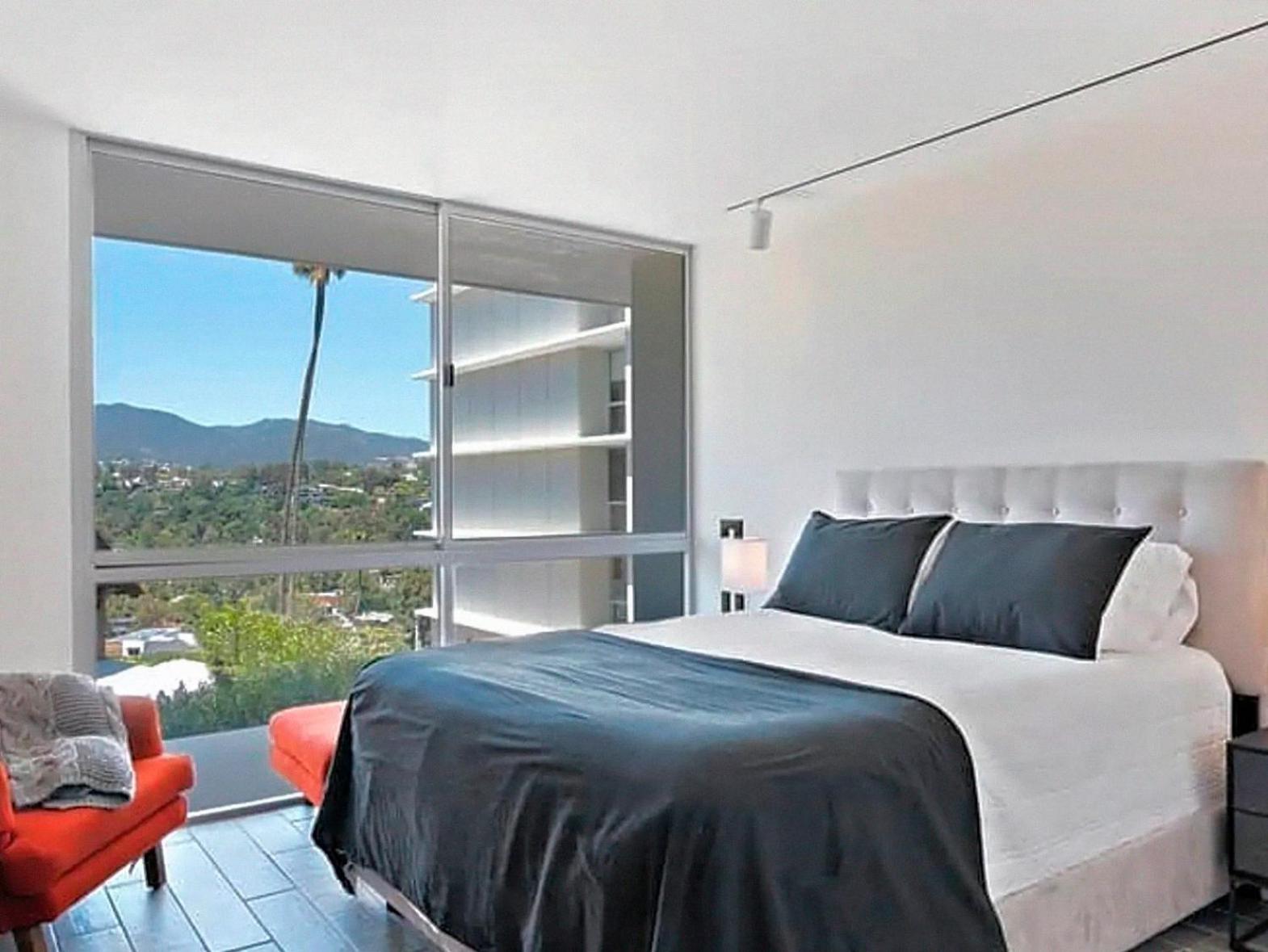 Ocean View Santa Monica Three-bedroom Apartment