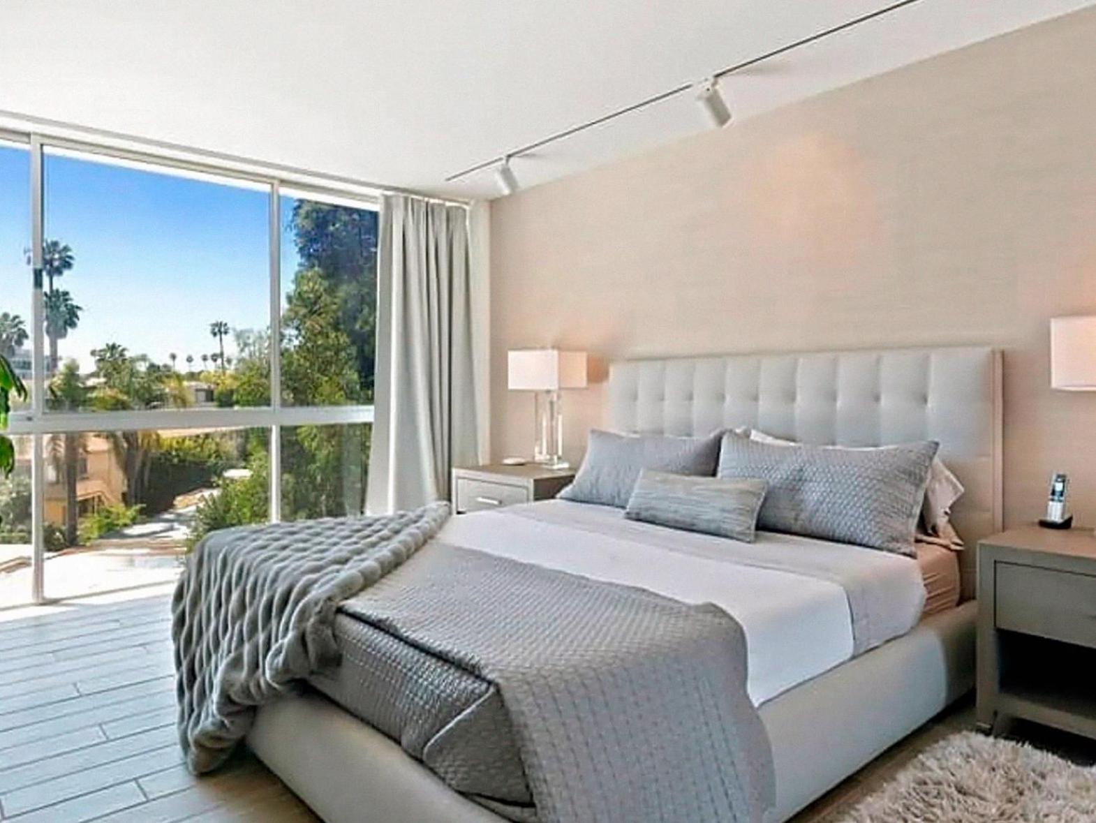 Ocean View Santa Monica Three-bedroom Apartment *