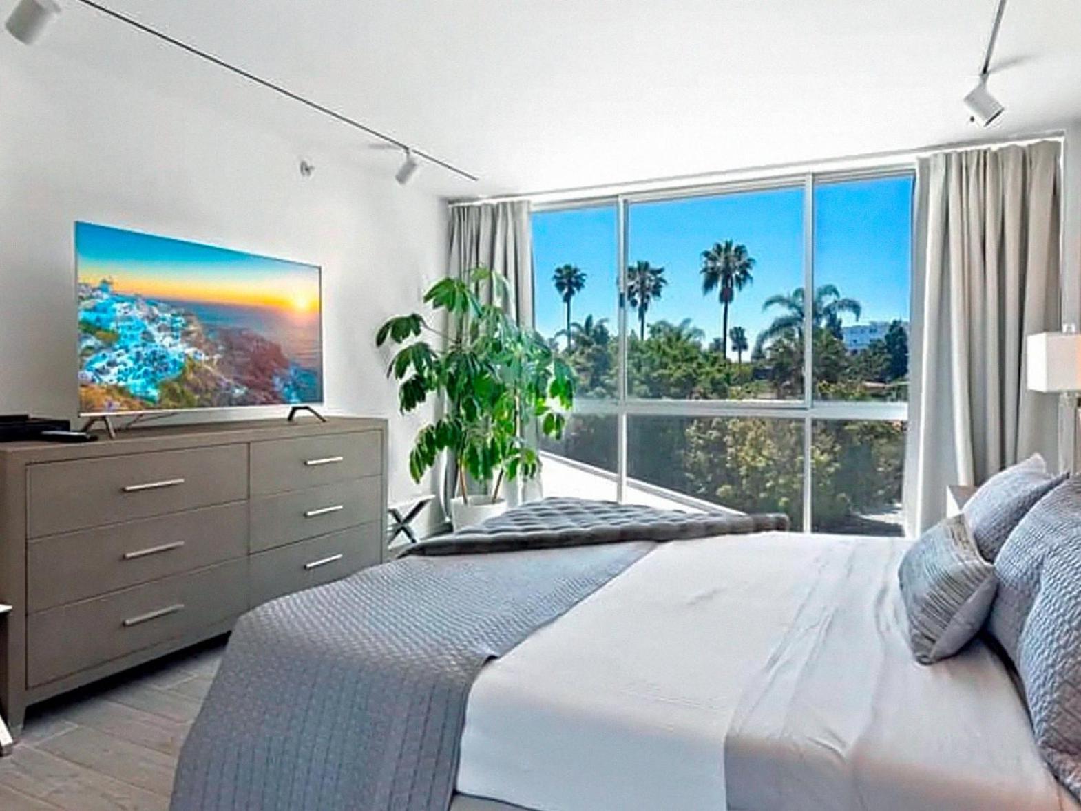 Ocean View Santa Monica Three-bedroom Apartment *
