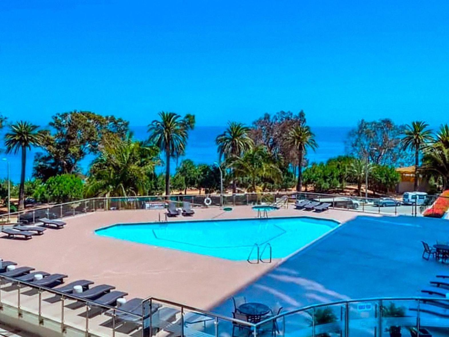Ocean View Santa Monica Three-bedroom Apartment