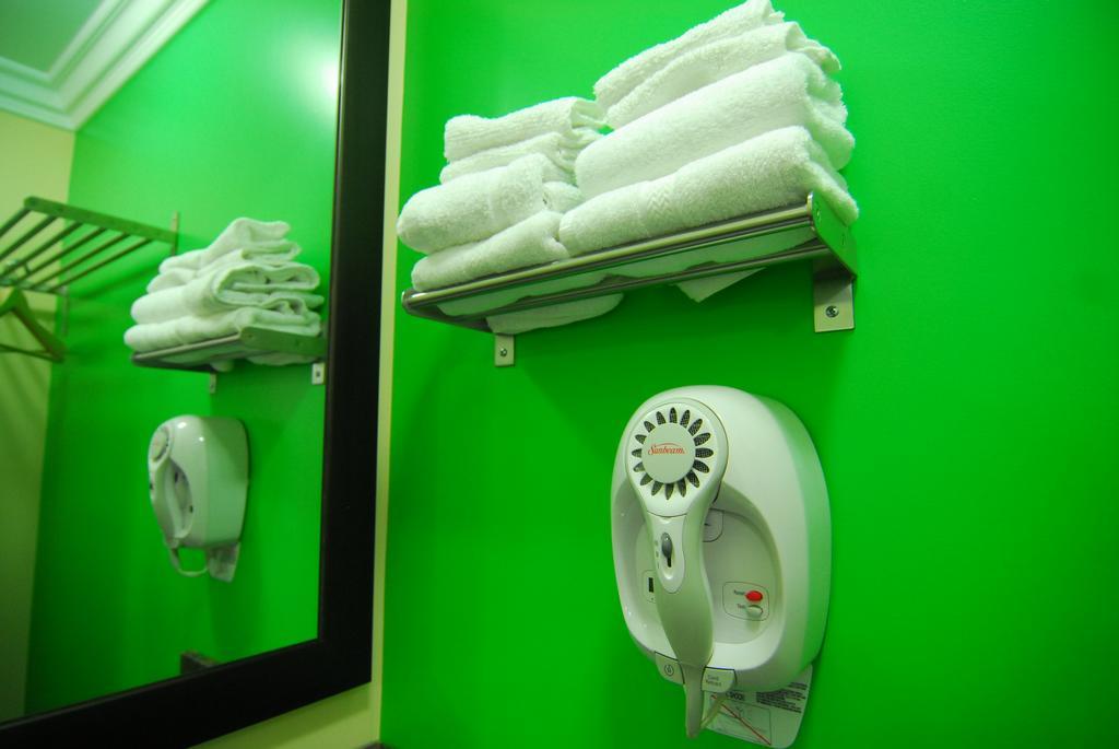 - Near Universal Hollywood Motel