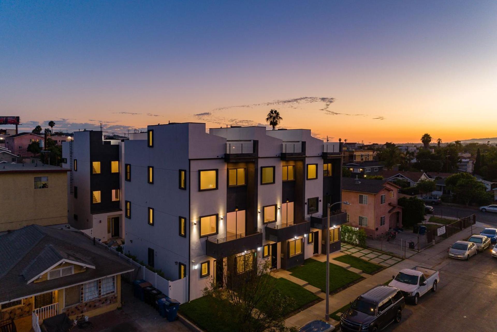 Luxury Modern 4 Bedroom With Rooftop Deck #4
