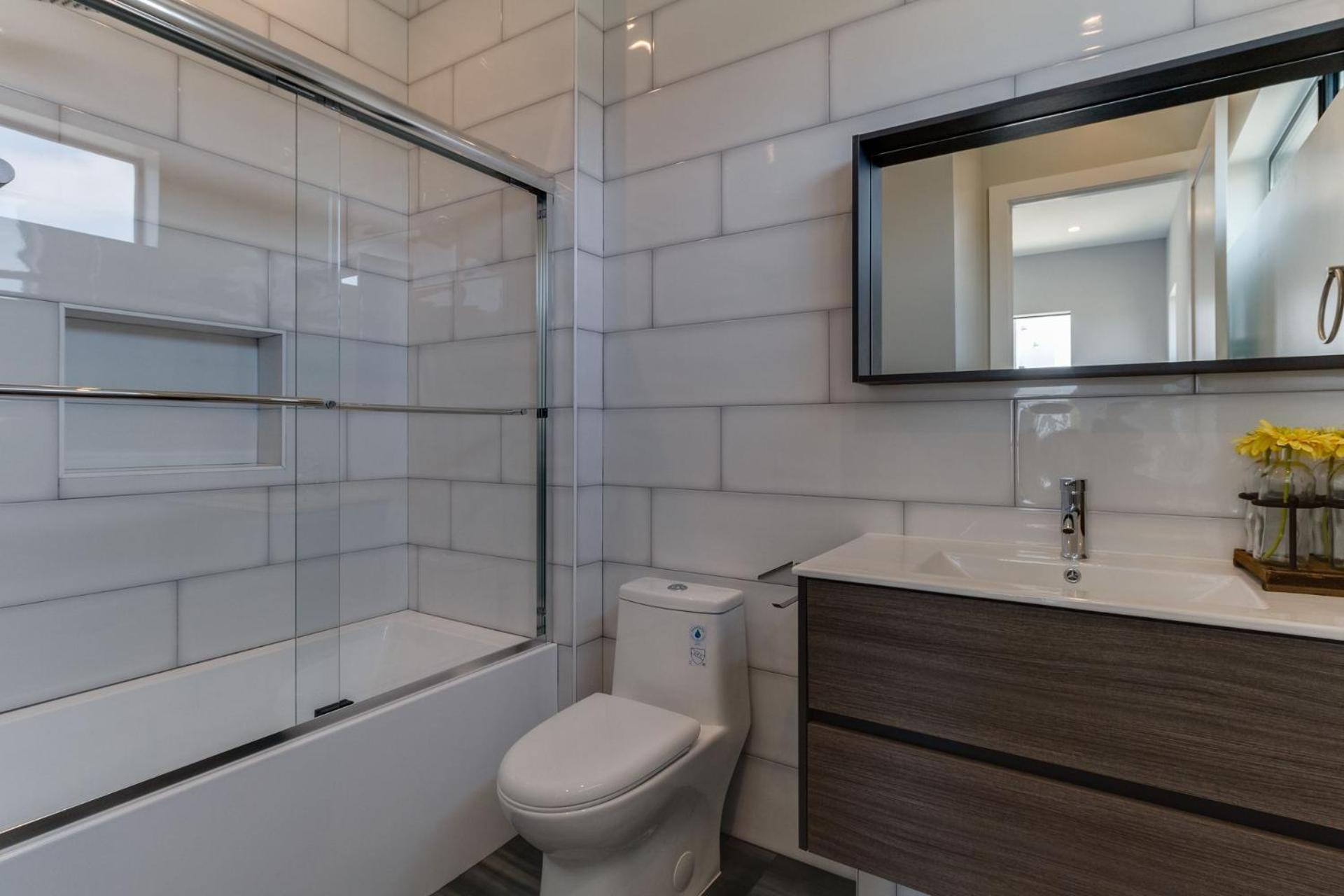 Luxury Modern 4 Bedroom With Rooftop Deck #4