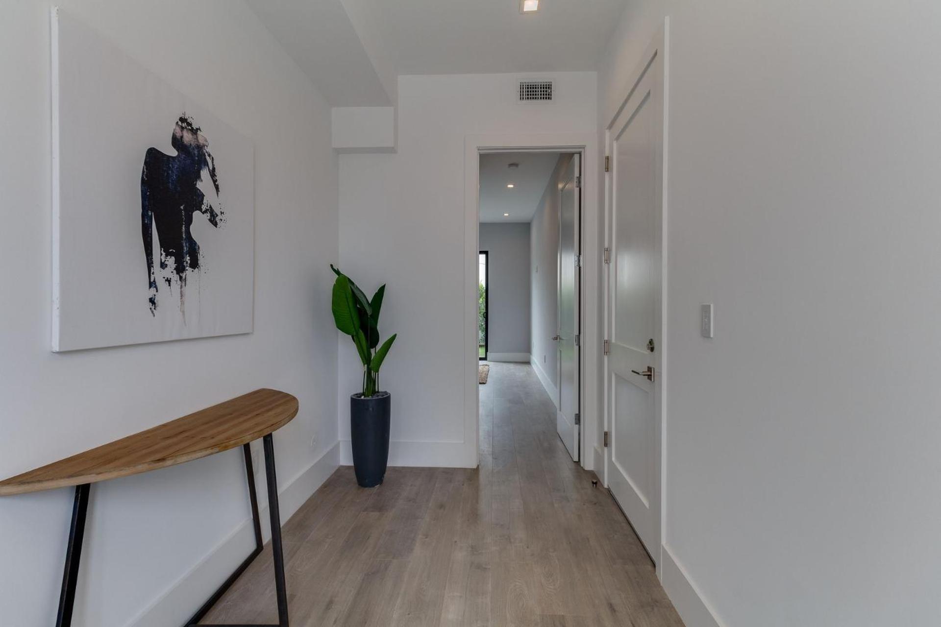 Luxury Modern 4 Bedroom With Rooftop Deck #4