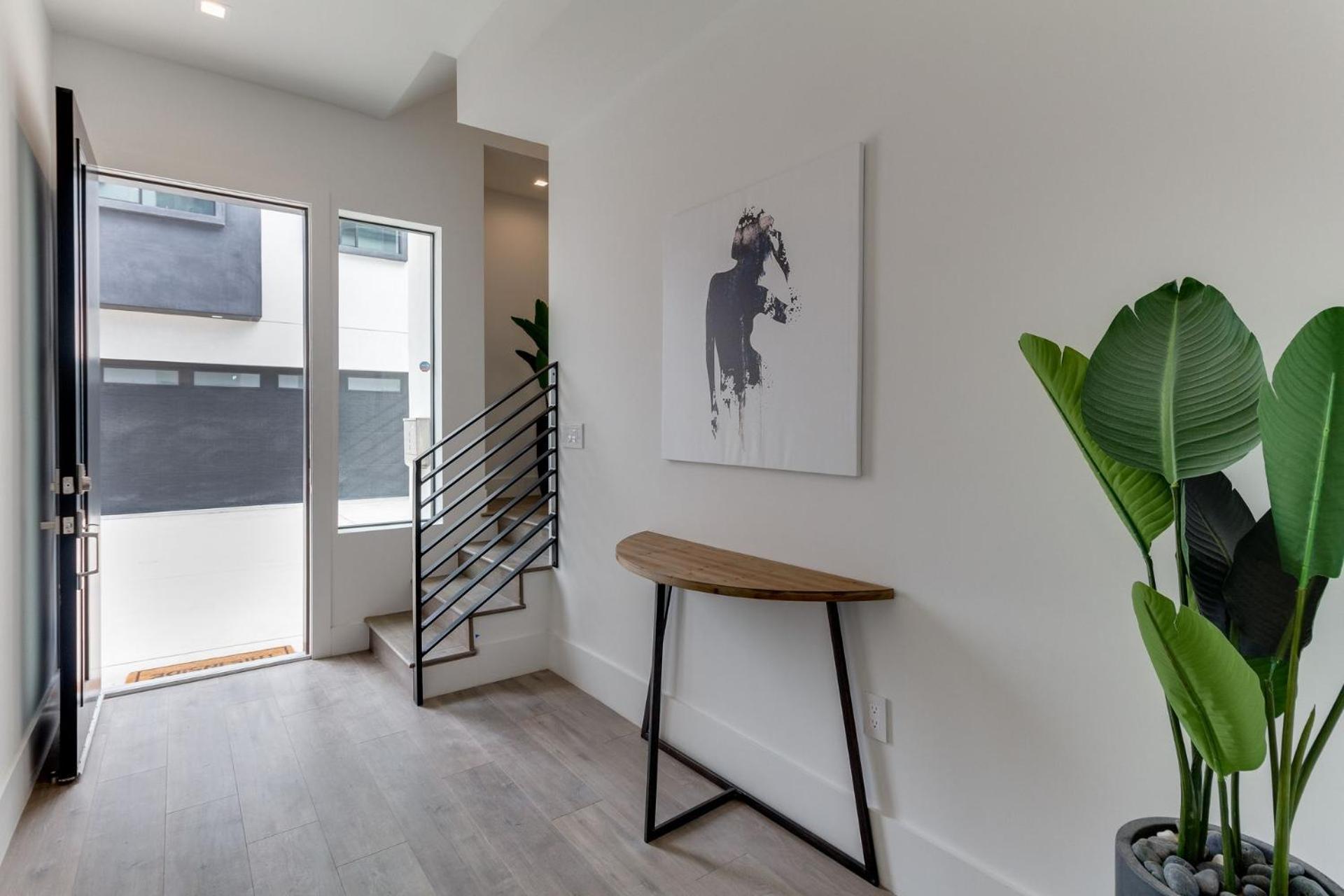 Luxury Modern 4 Bedroom With Rooftop Deck #4
