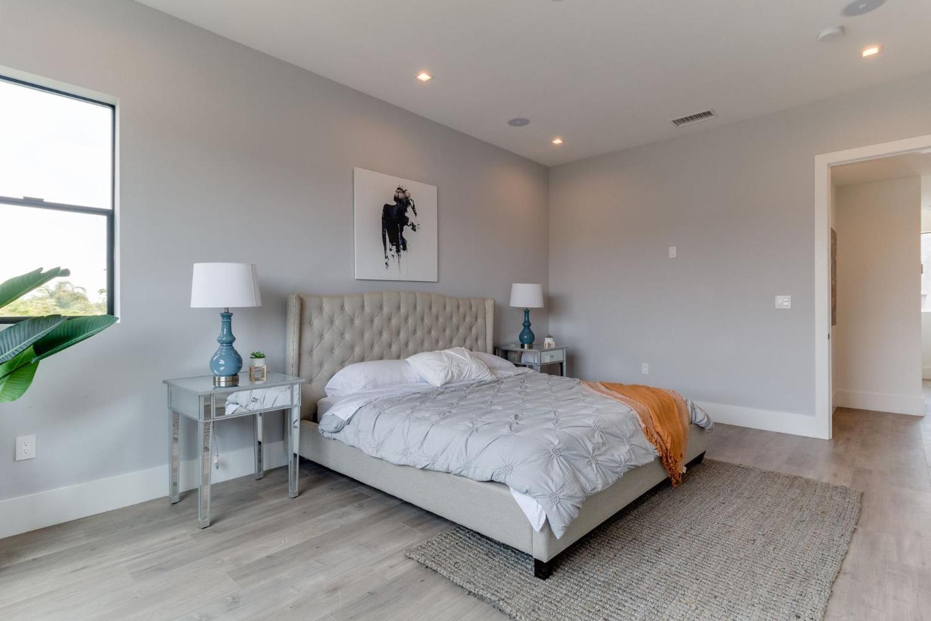 Luxury Modern 4 Bedroom With Rooftop Deck #4