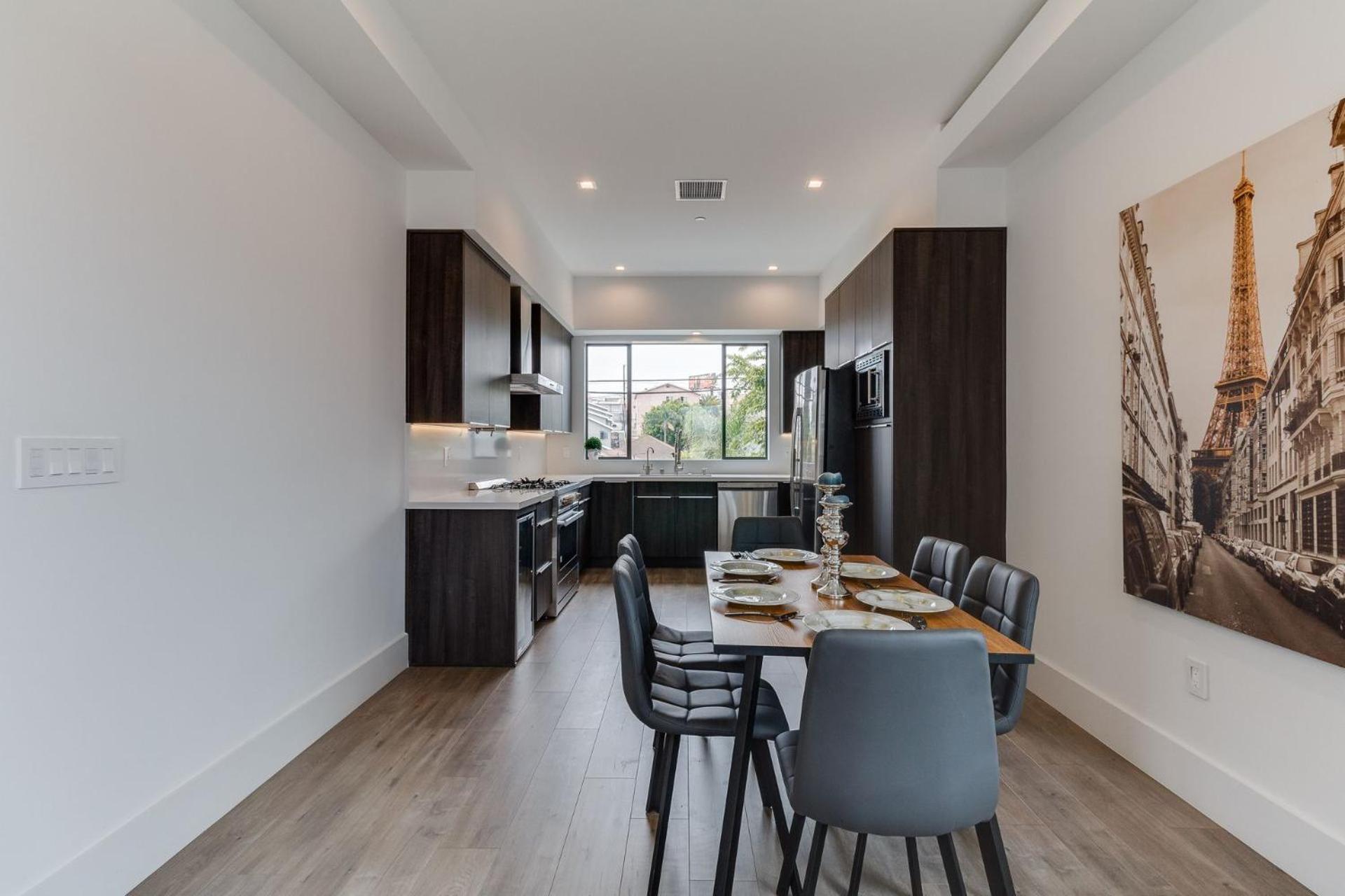Luxury Modern 4 Bedroom With Rooftop Deck #4 *