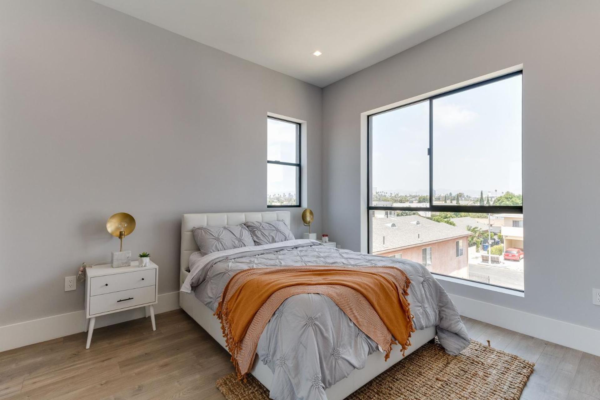 Luxury Modern 4 Bedroom With Rooftop Deck #4 *