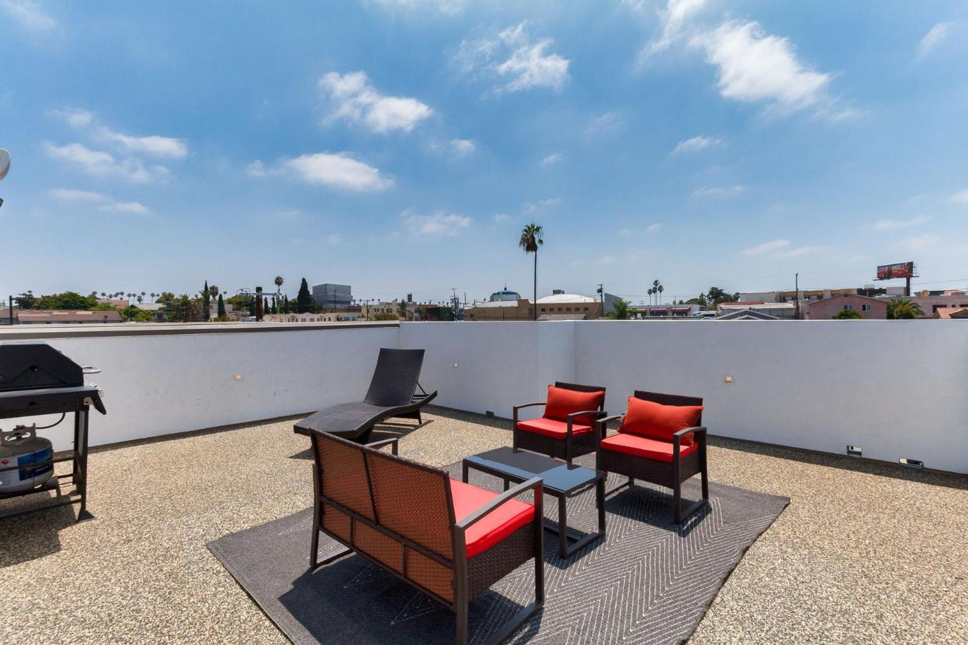 Luxury Modern 4 Bedroom With Rooftop Deck #4 *