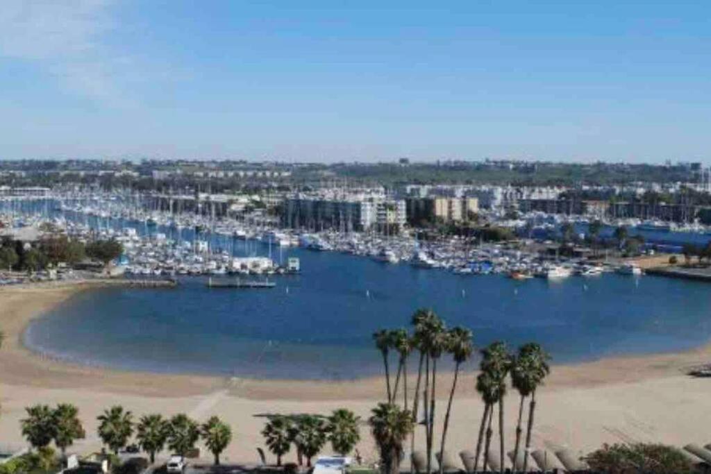 Wake Up To Spectacular Marina Views In 2 Bedroom *