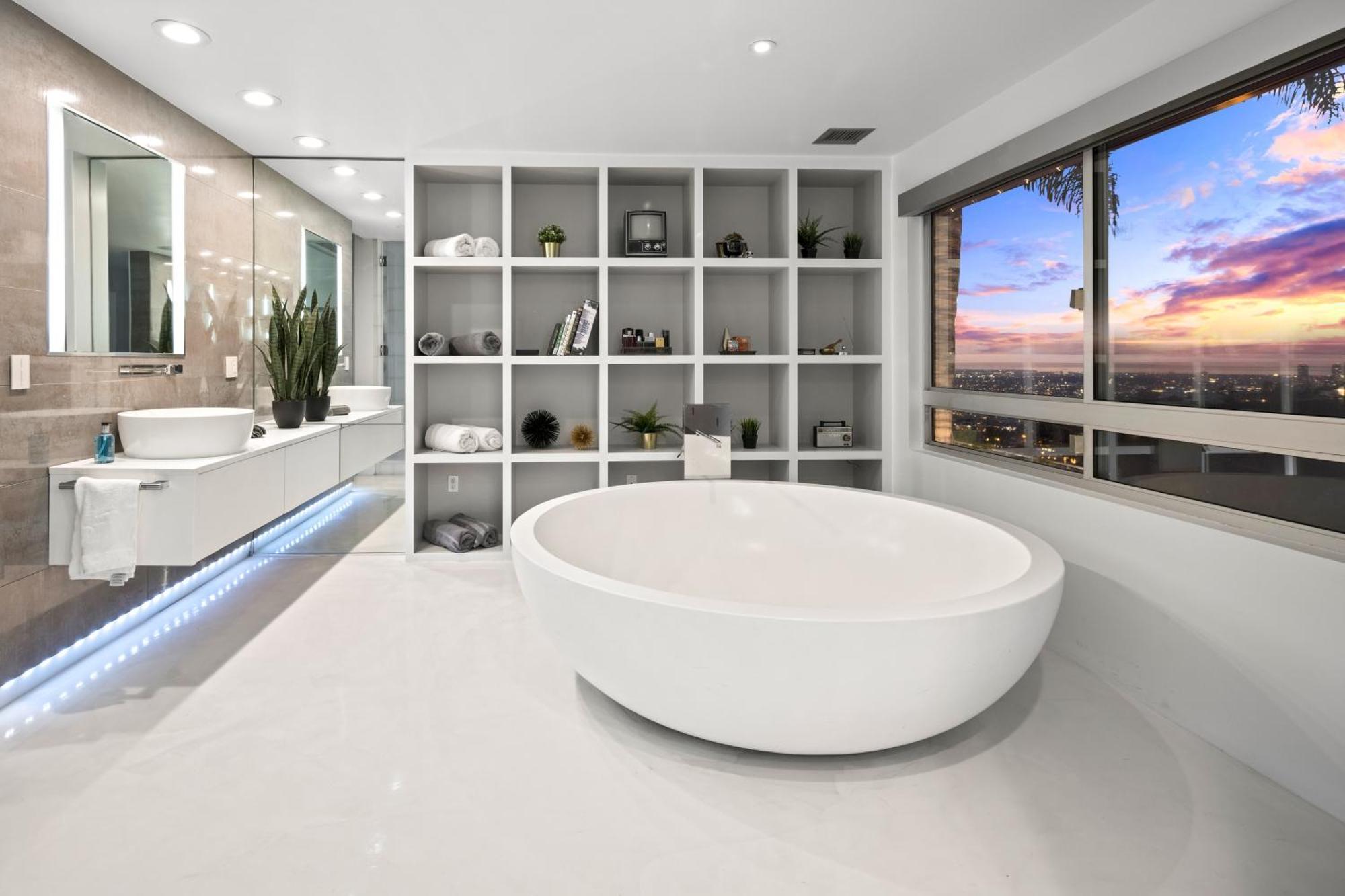 Hollywood Hills Luxury Modern With Pool & Sunset Views Villa